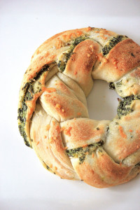 spinach-dip-bread-wreath